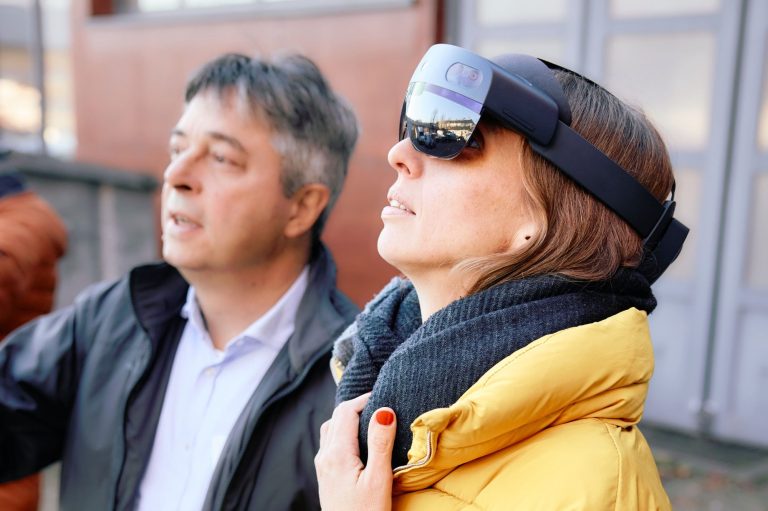 Ebba mit einer Augmented-Reality-Brille vor den Augen
