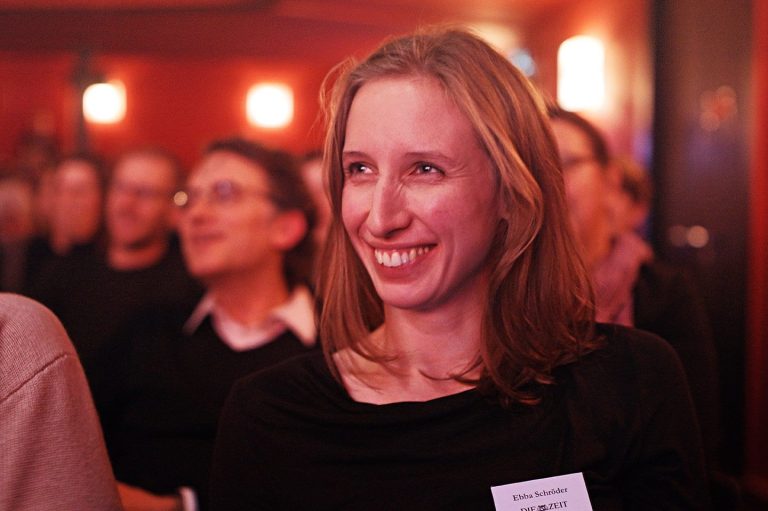 Ebba im Publikum einer Veranstaltung